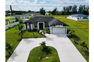 528 Jacaranda Pkwy E, Cape Coral