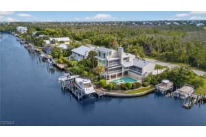 1290 Bay Dr, Sanibel