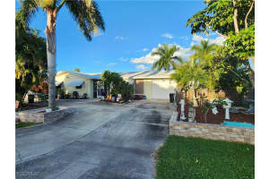 1370 Harbor View Dr, North Fort Myers