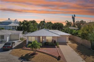 210 Hibiscus Dr, Fort Myers Beach