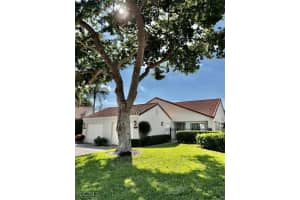 547 Beachwalk Cir, Naples