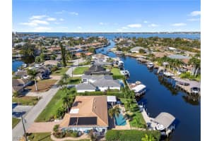 977 N Waterway Dr, Fort Myers