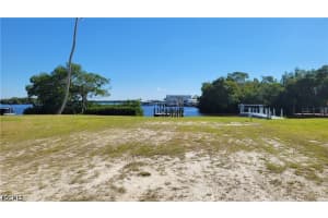 323 Shoreland Dr, Fort Myers