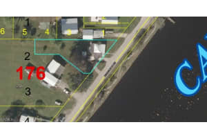 815 Riverside Dr, Moore Haven