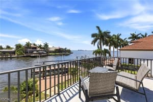 469 Bayshore Dr, Cape Coral