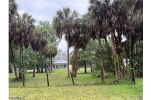 281 8th St Se, Naples