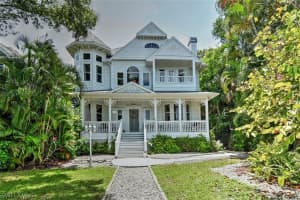 9402 Vanderbilt Dr, NAPLES