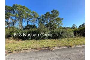 613 Nassau Cir, Labelle