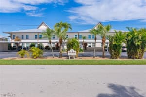 1749 Se 46th Ln 103, CAPE CORAL