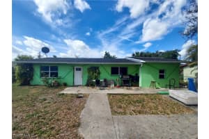 2570 Charleston Park Dr, ALVA