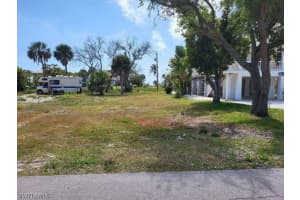 5840 Lauder St, Fort Myers Beach