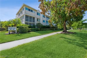416 Broad Ave S H-416, Naples