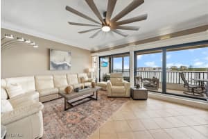 221 La Peninsula Blvd 221, Naples
