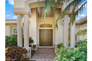 442 Saddlebrook Ln, Naples