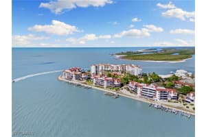 406 La Peninsula Blvd 406, Naples
