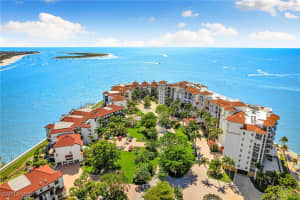 502 La Peninsula Blvd 502, Naples