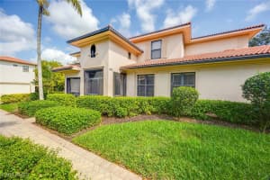 1379 Artesia Dr E 601, Naples
