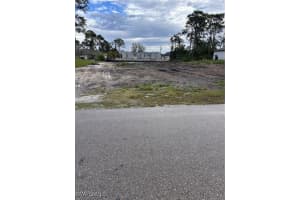 551-553 Meadow Rd, Lehigh Acres