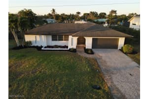 1041 N Waterway Dr, Fort Myers