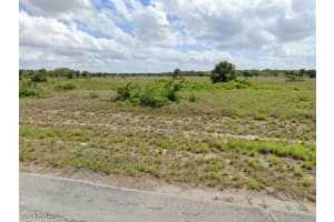477 & 479 W Almeria Dr, Labelle