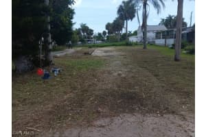 46 Derhenson Dr, Naples