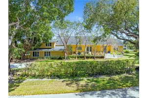 586 Yucca Rd, Naples
