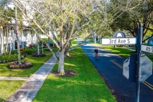 290 4th St S 202, Naples
