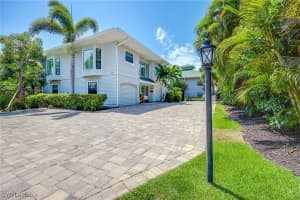 392 7th Ave S 4, Naples