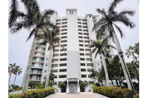 425 Cove Tower Dr 902, Naples