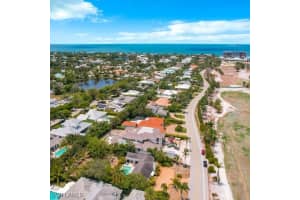 650 S Golf Dr, Naples