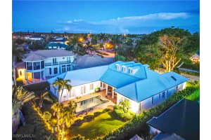 505 Harbour Dr, Naples