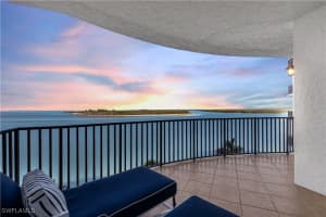 700 La Peninsula Blvd 404, Naples