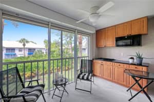 881 Gulf Pavilion Dr 201, Naples