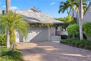 667 Bridgeway Ln, Naples