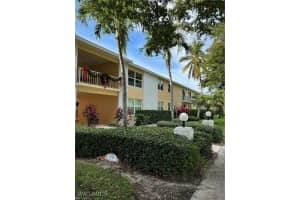 546 Broad Ave S 546, Naples