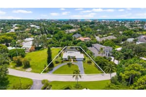 700 Bow Line Dr, Naples