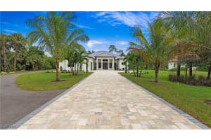 652 15th St Sw, Naples