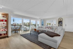 222 Harbour Dr 403, Naples