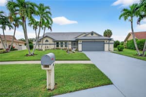 112 Bordeaux Cir, Naples