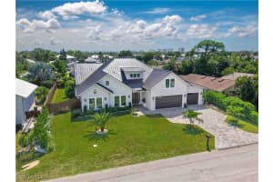 818 93rd Ave N, Naples