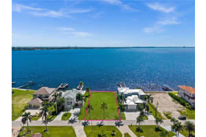 1020 Dolphin Dr, Cape Coral