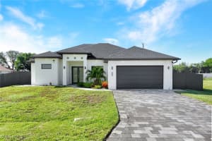 636 Ne 8th Ter, Cape Coral