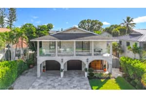 10242 Vanderbilt Dr, Naples