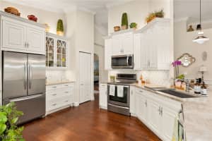 207 Glen Eagle Cir, Naples