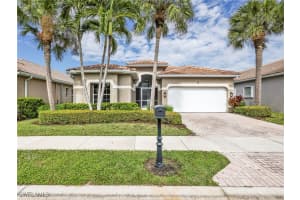 92 Glen Eagle Cir, Naples