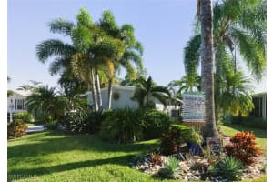 542 Charlemagne Blvd, Naples