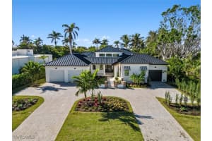 424 Spinnaker Dr, Naples