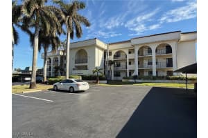 700 Valley Stream Dr 101, Naples