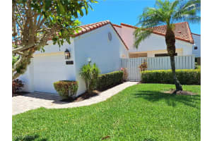 551 Beachwalk Cir 85-0, Naples