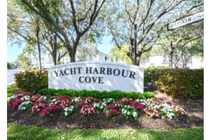 1717 Gulfstar Dr S 204, Naples